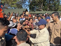 Prabowo Cek Posko Pengungsi Korban Gempa NTT