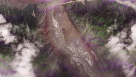 Banjir bandang dan risiko tanah longsor baru mengancam Nepal usai bendungan yang menampung 2 juta kubik air mulai meluap pada Jumat (28/8).