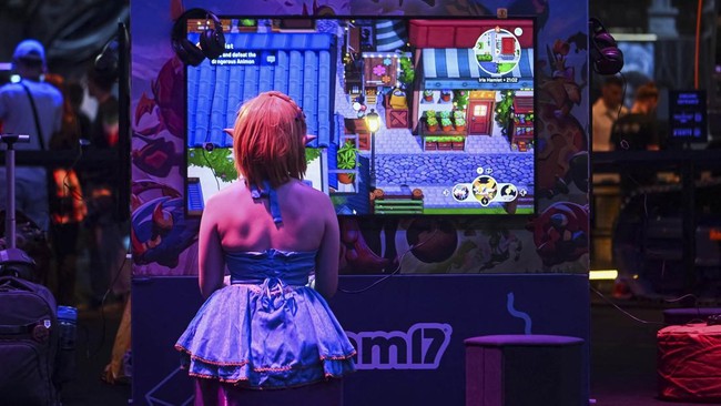 A person plays a video game during Gamescom 2026, a computer and video game industry event, in Cologne, Germany August 26, 2026. REUTERS/Jana Rodenbusch