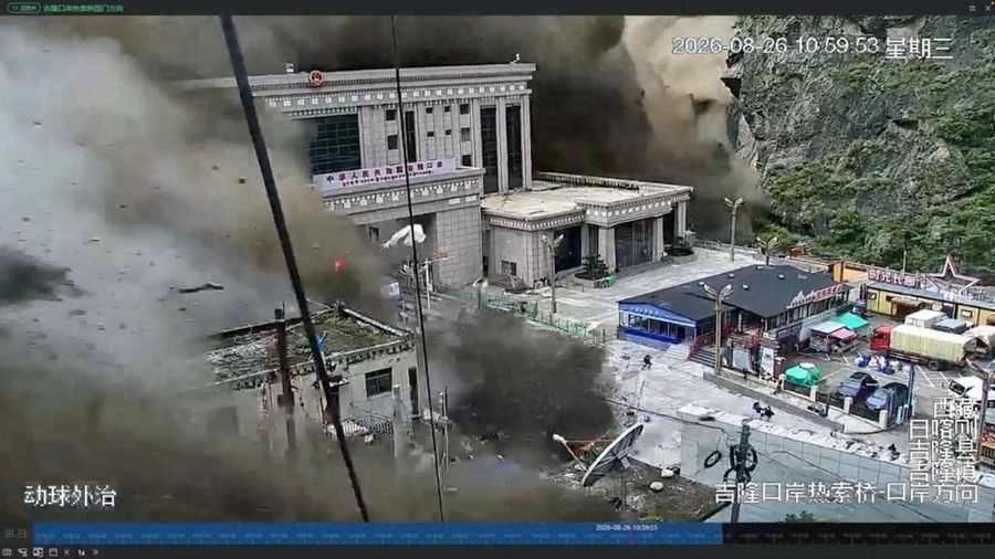 Rekaman CCTV memperlihatkan orang-orang berlarian saat tembok lumpur dan air menghancurkan bangunan-bangunan di sebuah lembah di perbatasan Nepal-Tiongkok—tepatnya di Gyirong, wilayah Tibet, Tiongkok—pada 26 Agustus 2026; gambar ini diambil dari sebuah video media sosial.