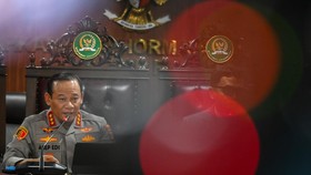 Kapolda Metro Jaya Komjen Pol. Asep Edi Suheri menyampaikan keterangan pers terkait pemblokiran rekening aktivis Pati di Kompleks Parlemen, Senayan, Jakarta, Rabu (26/8/2026). Komisi III DPR berkoordinasi dengan Polda Metro Jaya dan Bank Mandiri untu