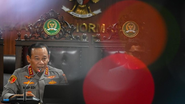 Kapolda Metro Jaya Komjen Pol. Asep Edi Suheri menyampaikan keterangan pers terkait pemblokiran rekening aktivis Pati di Kompleks Parlemen, Senayan, Jakarta, Rabu (26/8/2026). Komisi III DPR berkoordinasi dengan Polda Metro Jaya dan Bank Mandiri untu
