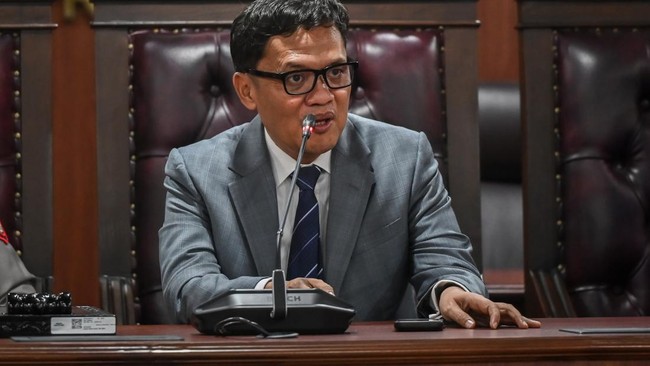 Ketua Komisi III DPR Habiburokhman menyampaikan keterangan pers terkait pemblokiran rekening aktivis Pati di Kompleks Parlemen, Senayan, Jakarta, Rabu (26/8/2026). Komisi III DPR berkoordinasi dengan Polda Metro Jaya dan Bank Mandiri untuk membuka pe