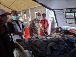 Relawan Gempa di Manggarai Tertimpa Pohon Tumbang Saat Salurkan Bantuan