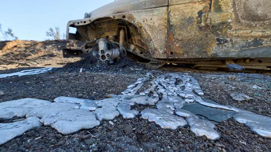 Sejumlah rumah gosong terbakar akibat kebakaran rimba dan lahan (karhutla) terlihat tetap mengeluarkan asap di Reno, Nevada, Amerika Serikat, Senin (24/8/2026). (REUTERS/Fred Greaves)