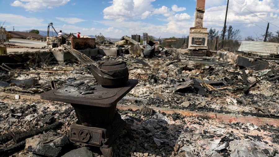 Sejumlah rumah gosong terbakar akibat kebakaran rimba dan lahan (karhutla) terlihat tetap mengeluarkan asap di Reno, Nevada, Amerika Serikat, Senin (24/8/2026). (REUTERS/Fred Greaves)
