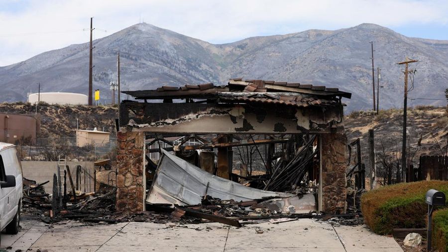 Sejumlah rumah gosong terbakar akibat kebakaran rimba dan lahan (karhutla) terlihat tetap mengeluarkan asap di Reno, Nevada, Amerika Serikat, Senin (24/8/2026). (REUTERS/Fred Greaves)