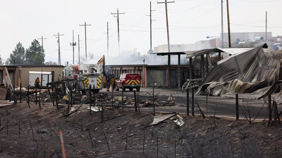 Sejumlah rumah gosong terbakar akibat kebakaran rimba dan lahan (karhutla) terlihat tetap mengeluarkan asap di Reno, Nevada, Amerika Serikat, Senin (24/8/2026). (REUTERS/Fred Greaves)