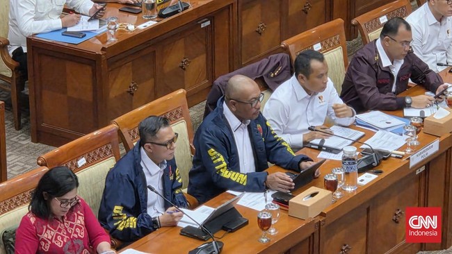 Kabareskrim Polri Komjen Syahardiantono menyampaikan permintaan maaf dalam rapat Komisi III DPR membahas sejumlah kasus konflik agraria. Permintaan maaf itu ia sampaikan usai sempat mangkir dalam rapat sebelumnya sehingga ditunda pada Kamis (20/8). D