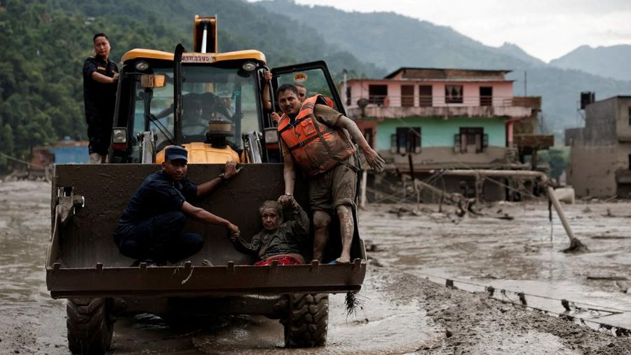 Seorang penyintas dibawa ke tempat nan lebih kondusif menggunakan perangkat berat JCB setelah banjir bandang di Trishuli, distrik Nuwakot, Nepal, pada 26 Agustus 2026.