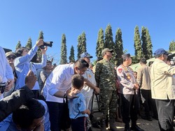 Momen Seskab Teddy Ajak Ngobrol dan Beri Mainan ke Anak-anak Korban Gempa NTT