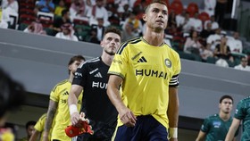 Soccer Football - Saudi Pro League - Al Ettifaq v Al Nassr - Ettifaq FC Stadium, Dammam, Saudi Arabia - August 25, 2026 Al Nassr's Cristiano Ronaldo and Bento walk out onto the pitch before the match REUTERS/Hamad I Mohammed