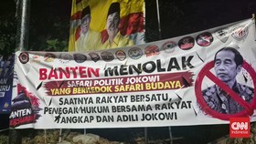 Sejumlah spanduk berisi penolakan terhadap rencana kedatangan mantan Presiden Joko Widodo (Jokowi) terpasang di sejumlah titik di Kabupaten Tangerang, Banten.
