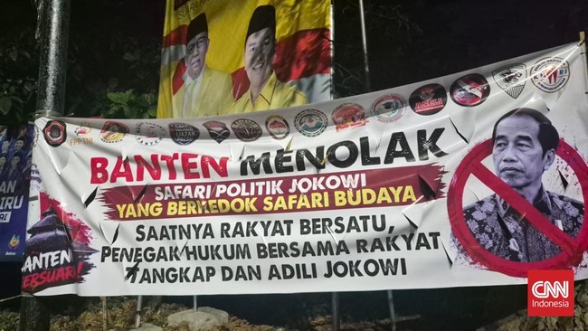 Sejumlah spanduk berisi penolakan terhadap rencana kedatangan mantan Presiden Joko Widodo (Jokowi) terpasang di sejumlah titik di Kabupaten Tangerang, Banten.