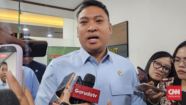 Kepala Badan Gizi Nasional (BGN) Sudaryono meluruskan polemik mengenai aturan guru yang diwajibkan ikut mencicipi hidangan dalam program Makan Bergizi Gratis (MBG).Ia menjelaskan pihak yang bertugas mencicipi makanan tersebut tidak hanya guru, tetapi