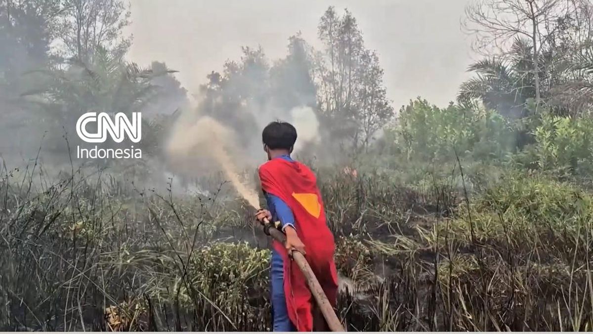 Aksi 'Superman' Padamkan Karhutla di Palangka Raya
