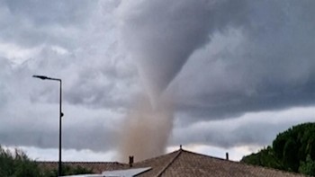 Rekaman video menunjukkan sebuah tornado berputar di Carcassonne, Prancis pada Senin (24/8).