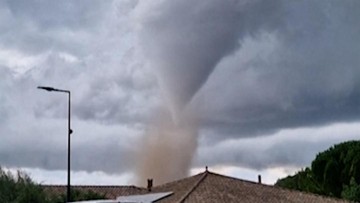 Penampakan Tornado Ganas Berputar di Carcassonne, Prancis