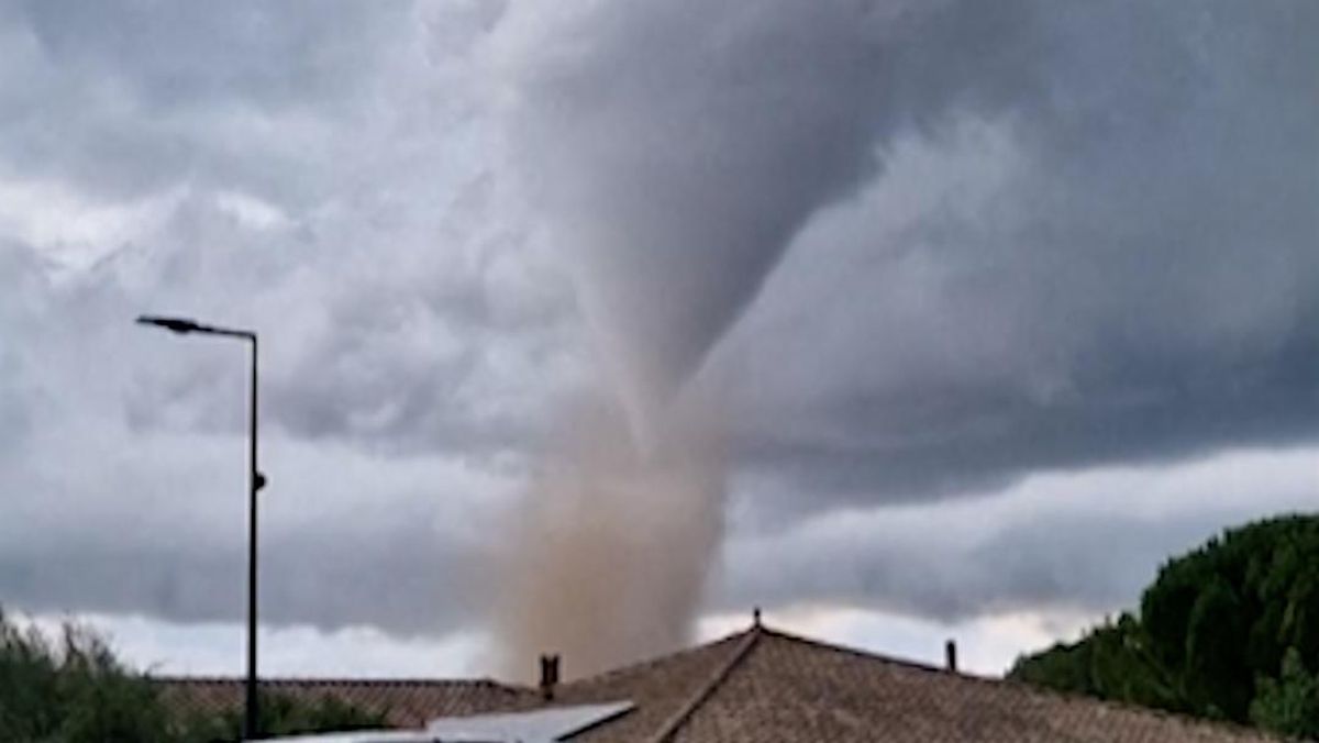 Penampakan Tornado Ganas Berputar di Carcassonne, Prancis
