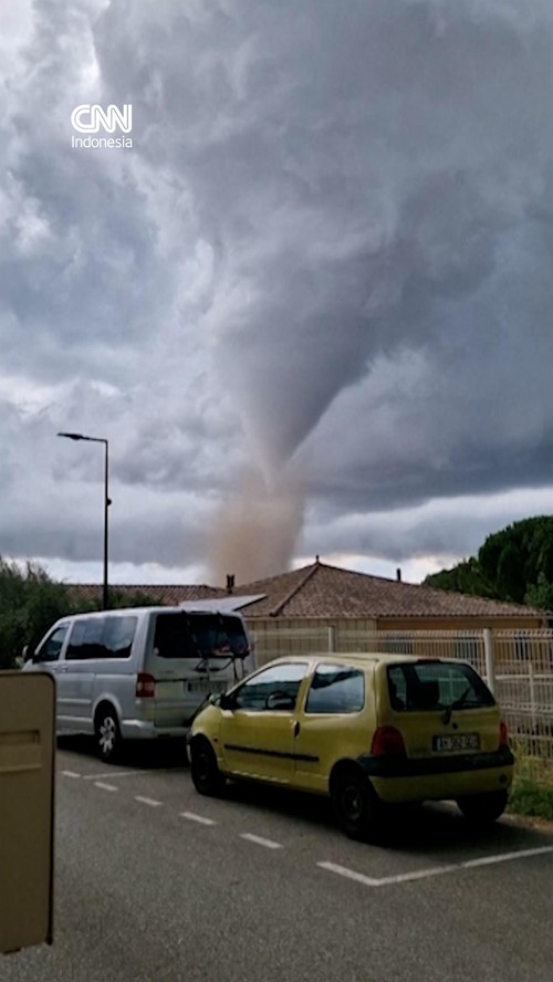 Rekaman video menunjukkan sebuah tornado berputar di Carcassonne, Prancis pada Senin (24/8).