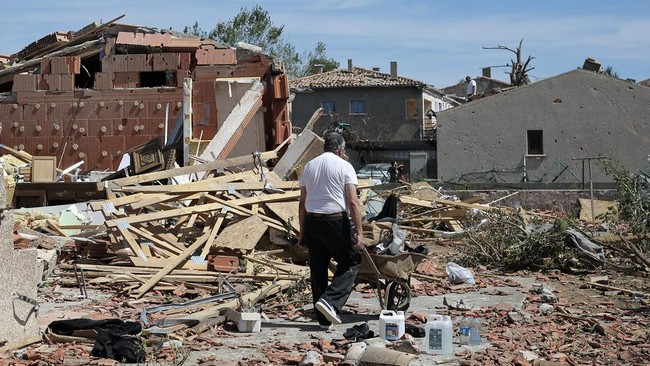 Tornado Langka Menghancurkan Sebuah Desa di Prancis