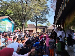 Tradisi Tebar Koin Rp 25 Juta di Ponorogo, Warga Berebut Pakai Ember-Sarung