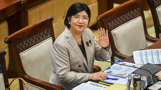 Calon Gubernur Bank Indonesia (BI) Destry Damayanti bersiap mengikuti uji kelayakan dan kepatutan (fit and proper test) bersama Komisi XI DPR di Kompleks Parlemen, Senayan, Jakarta, Rabu (26/8/2026). Komisi XI DPR menggelar uji kelayakan dan kepatuta