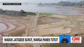 Warga Manfaatkan Debit Air Waduk Menyusut