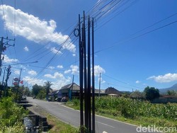 Tiang Provider Semrawut di Karangasem, PUPR Akui Tak Bisa Menindak