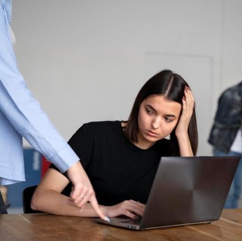 9 Ciri Kamu Sedang Dibully di Kantor yang Bikin Tidak Nyaman Saat Bekerja