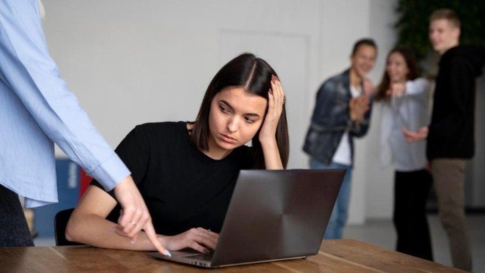 9 Ciri Kamu Sedang Dibully di Kantor yang Bikin Tidak Nyaman Saat Bekerja