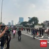 Massa Demo di DPR Minta Polisi Buka Blokade