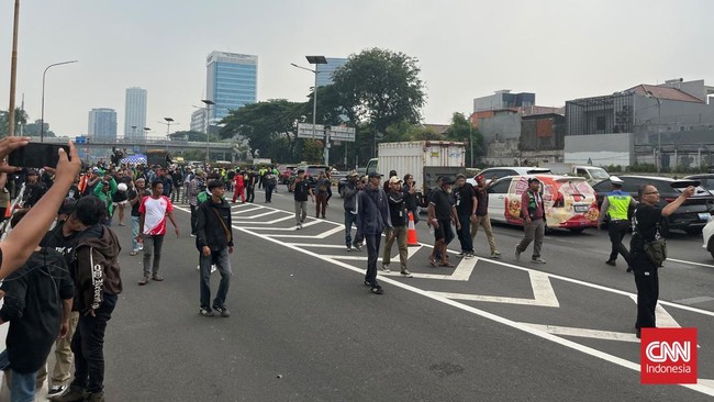 Massa Demo di DPR Minta Polisi Buka Blokade