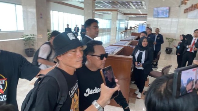 Koordinator AMPB, Supriyono alias Botok, dilaporkan ke Polda Jateng setelah menyiram Jubir PN Pati. 