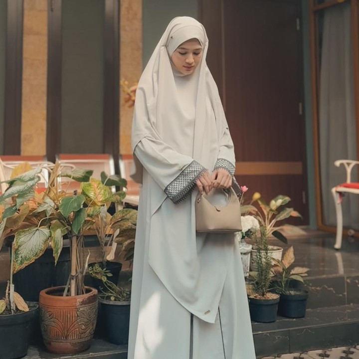 <p>Meski sudah beraktivitas seperti biasa, Alyssa mengungkap masih harus menggunakan korset khusus setiap hari selama masa pemulihan. &ldquo;Korset khusus yang harus dipakai pasca operasi skoliosis,&rdquo; tulis Alyssa.&nbsp;(Foto: Instagram @ichasoebandono)</p>