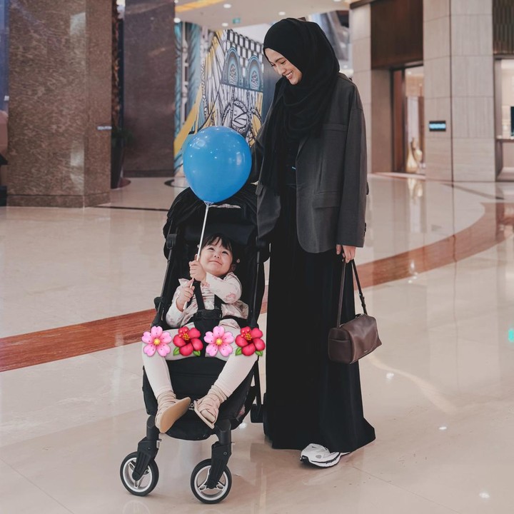 <p>Dalam unggahan tersebut, Alyssa memperlihatkan momen pertamanya bepergian ke luar rumah setelah menjalani prosedur medis. &ldquo;MasyaAllah Tabarakallah. Pertama kali ke luar rumah pasca operasi skoliosis (selain ke RS),&rdquo; tulis Alyssa, dikutip dari laman Instagram <em>@ichasoebandono,</em> Kamis (27/8/2026).&nbsp;(Foto: Instagram @ichasoebandono)</p>