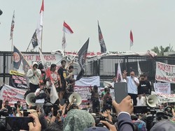 Andre Rosiade dkk Temui Massa AMPB Depan DPR, Naik Mobil Komando