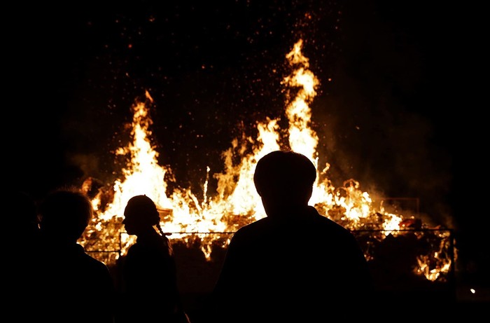 Ghost Month merupakan bulan ketujuh kalender lunar yang dipercaya menjadi waktu kembalinya roh ke dunia manusia. Hungry Ghost Festival kemudian menjadi puncak perayaan yang berfokus pada penghormatan kepada leluhur dan roh yang tidak memiliki keluarga./ Foto: x.com/TODAYonline