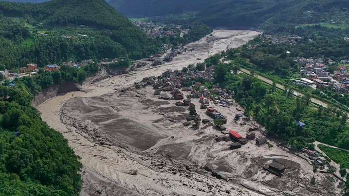 Banjir bandang dahsyat yang menerjang wilayah Rasuwa, Nepal, pada Rabu (26/8) waktu setempat diduga bukan dipicu langsung oleh gempa bumi seperti dugaan awal. Sejumlah ilmuwan justru menunjuk longsoran batu dan es (rock-ice avalanche) sebagai pemicu utama bencana.