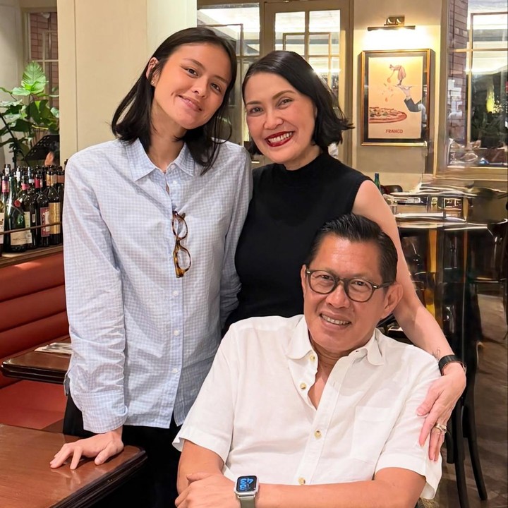 <p>Becky Tumewu dikaruniai dua anak perempuan, yakni Tara Marie Dermawan dan Kayla Zefanya Dermawan. Putri sulungnya yang akrab disapa Tara itu diketahui telah menyelesaikan pendidikan kedokteran gigi pada Juni 2025 lalu. Momen wisudanya pun didampingi oleh kedua orang tuanya. (Foto: Instagram @becktum)</p>