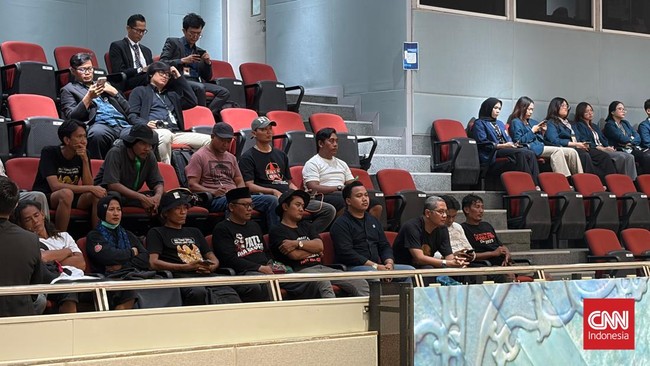 Sejumlah massa aksi Aliansi Masyarakat Pati Bersatu (AMPB) ikut menghadiri rapat paripurna ke-3 DPR masa sidang I 2026-2027 di tengah pelaksana aksi mereka di depan kompleks parlemen, Jakarta, Kamis (27/8).
