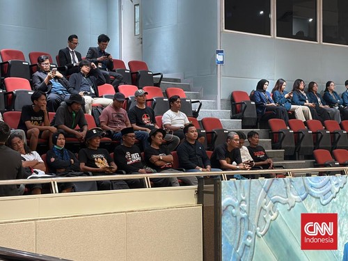 Sejumlah massa aksi Aliansi Masyarakat Pati Bersatu (AMPB) ikut menghadiri rapat paripurna ke-3 DPR masa sidang I 2026-2027 di tengah pelaksana aksi mereka di depan kompleks parlemen, Jakarta, Kamis (27/8).