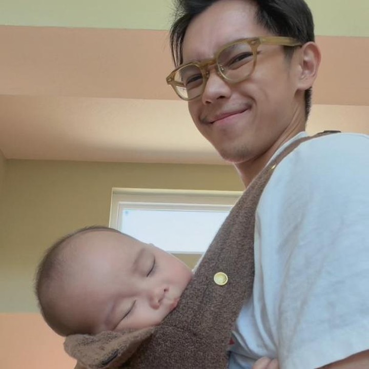 <p>Brandon juga pernah mengunggah videonya saat momong Arya. Pria 29 tahun ini terlihat sudah cukup luwes menggendong dan merawat putranya. Brandon bahkan sudah punya '<em>skill</em>' untuk menidurkan putranya saat digendong, Bunda. (Foto: Instagram @brandonsalim)</p>