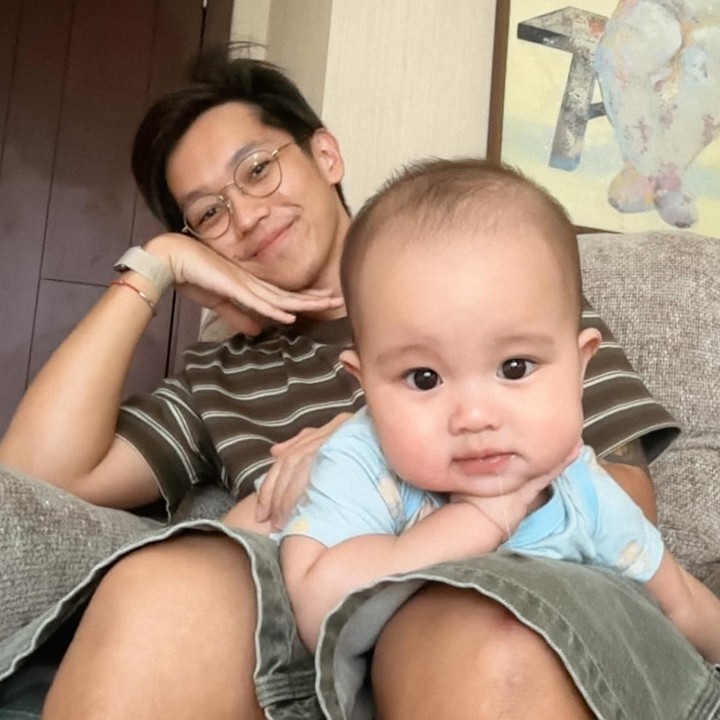 <p>Melalui unggahan di Instagram, Brandon kerap membagikan potret kebersamaannya dengan sang putra. Beberapa waktu lalu, Brandon mem-posting fotonya bersama Arya yang kompak berpose sama di depan kamera. "Ini <em>statement,</em> aku sama <em>daddy</em> yang pualing buadddiieeeeee," tulisnya dalam unggahan ini. (Foto: Instagram @brandonsalim)</p>