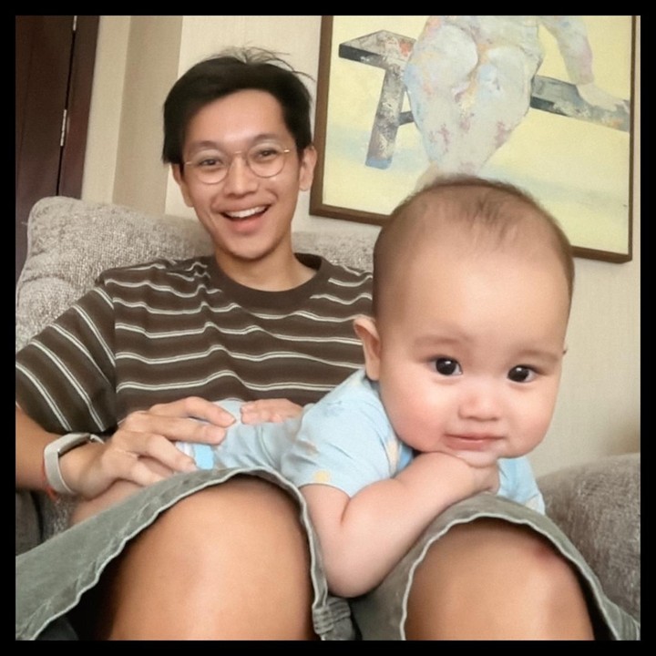 <p>Banyak netizen meninggalkan komentar di <em>postingan</em> Brandon ini. Beberapa di antaranya memuji paras Arya yang makin menggemaskan. "gemesnyaaa," tulis akun @fi***. "Gemesh banget ini yang didepan," ungkap @mo***. "Yampon lucunya adekkkk," kata akun @oc***. (Foto: Instagram @brandonsalim)</p>