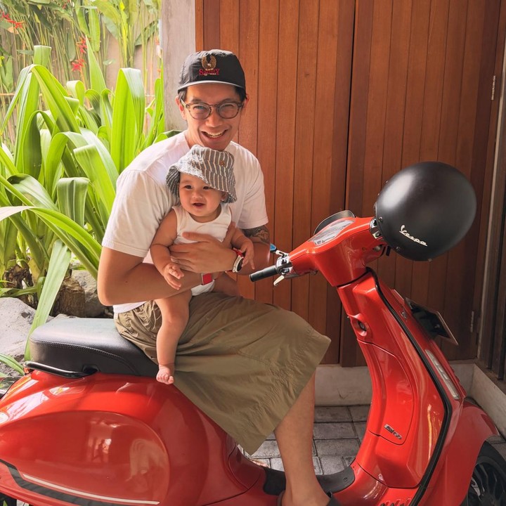 <p>Belum lama ini, Brandon kembali&nbsp;menunjukkan momen spesial saat<em>&nbsp;quality time</em> bersama Arya. Dalam unggahan tersebut, Brandon secara khusus menuliskan perasaannya yang begitu bangga menyandang status sebagai seorang Ayah. "Kamu membuatku sangat bahagia dan bangga menjadi ayahmu!" ungkap putra aktor Ferry Salim ini. (Foto: Instagram @brandonsalim)</p>