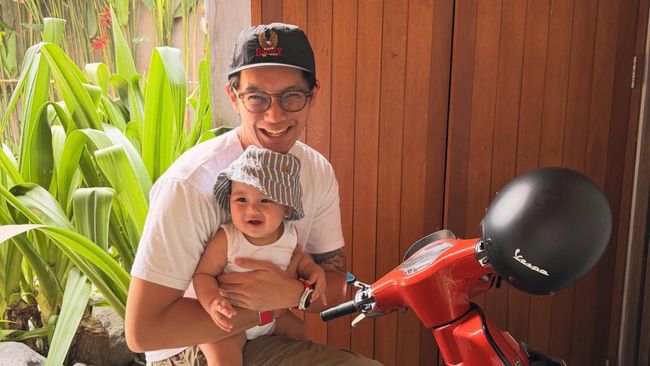 Potret Brandon Salim Momong Sang Anak yang Makin Menggemaskan