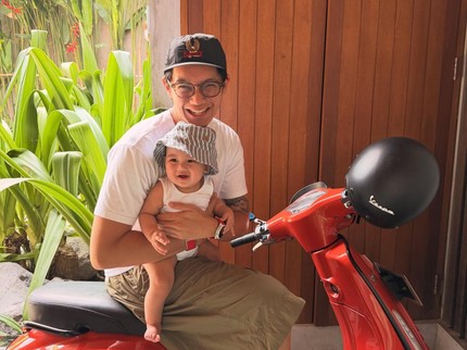 Potret Brandon Salim Momong Sang Anak yang Makin Menggemaskan