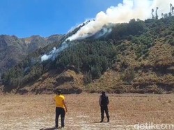 Bromo Kembali Terbakar, Pemadaman Terkendala Tebing Curam