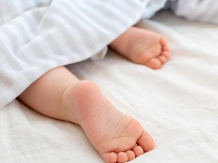 Ciri Kepribadian Anak yang Suka Tidur dengan Satu Kaki di Luar Selimut, Benarkah Lebih Mandiri?